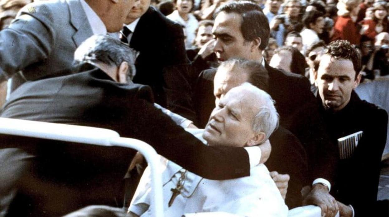 Fotografía tomada el 13 de mayo de 1981 que muestra a Juan Pablo II cayendo tras tras ser alcanzado