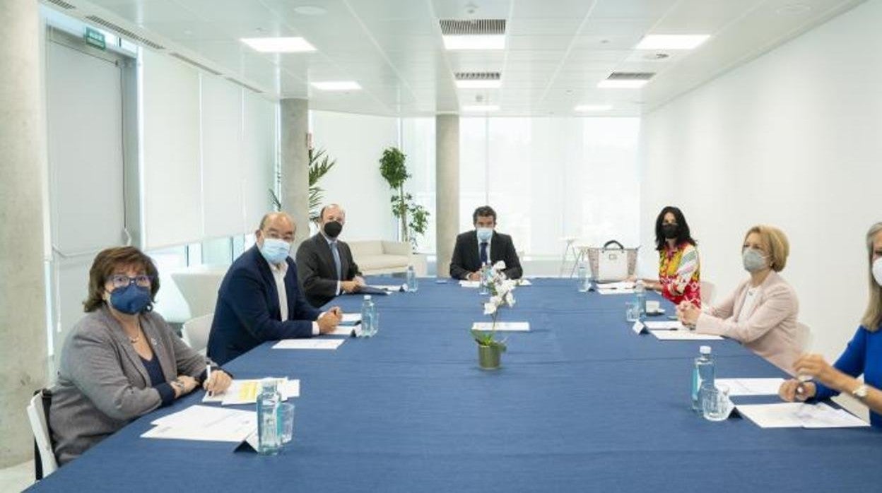 Reunión del jurado de ABC Solidario. De izquierda a derecha Carmen Gayo, Ángel Expósito, Juan Manuel Cendoya, Julián Quirós, Eva Fernández, Rosa Visiedo e Isabel San Sebastián