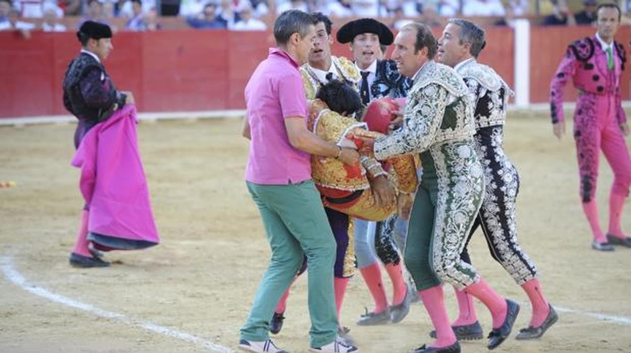 Víctor Barrio, en el momento de la cornada sufrida en Teruel