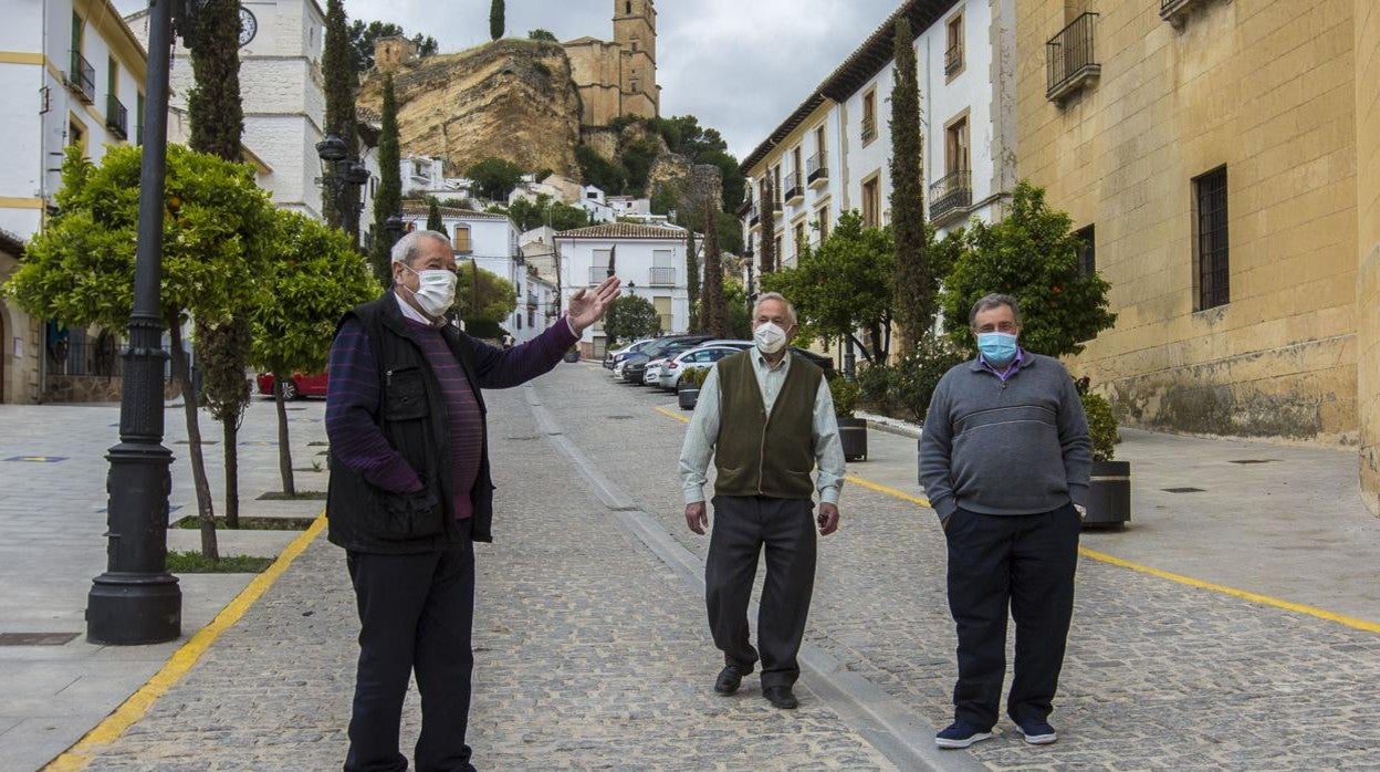 Varios vecinos en Montefrío (Granada)/ García-Page: «Nos han echado atrás una medida de protección del mayor derecho fundamental: la vida»