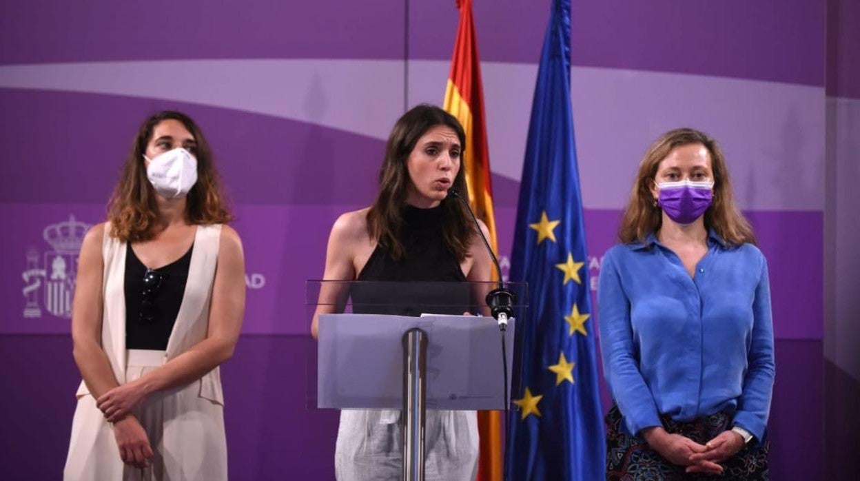 Irene Montero, acompañada por Noelia Vera y María Victoria Rosell