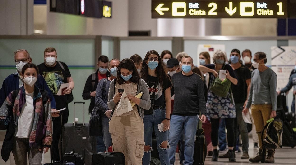 Personas esperando en un aeropuerto