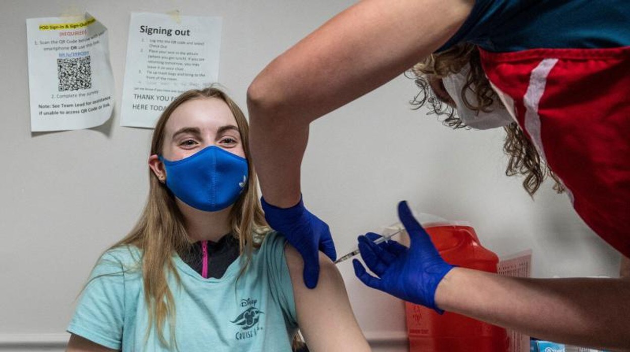 Una joven de 14 años recibe su vacuna contra el coronavirus en Fairfax (Virginia, EE.UU.)