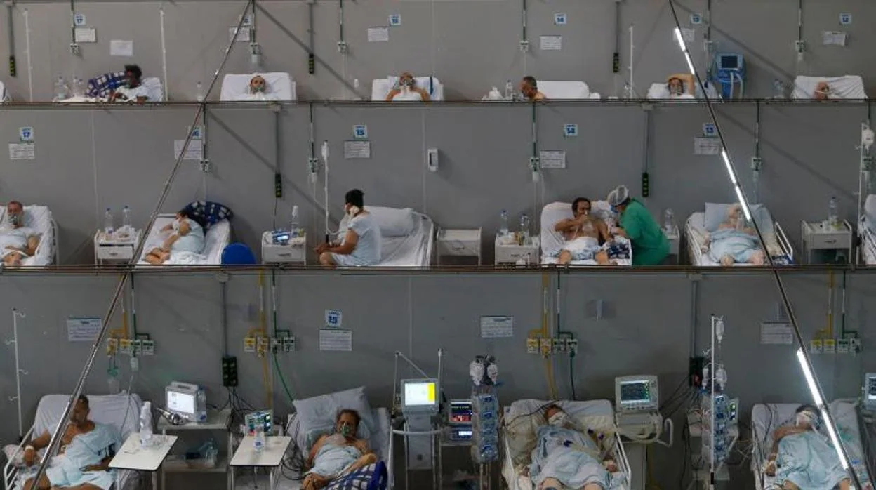 Pacientes con Covid-19 permanecen en un hospital de campaña instalado en un gimnasio de Sao Paulo