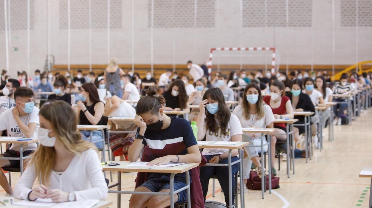 Estudiantes de Navarra durante las pruebas de acceso a la Universidad de 2020