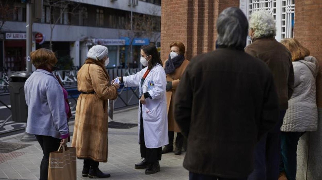 Una sanitaria atendiendo a pacientes