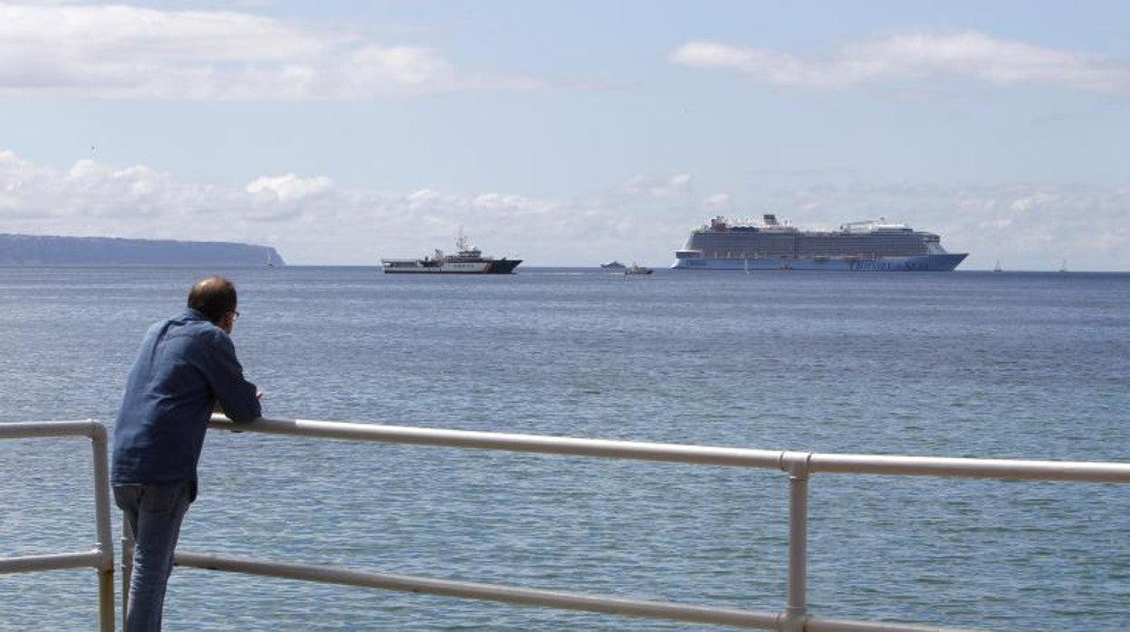 Un hombre observa el crucero 'Odyssey of the Seas', varado en la bahía de Palma, a 24 de mayo de 2021, en Palma de Mallorca