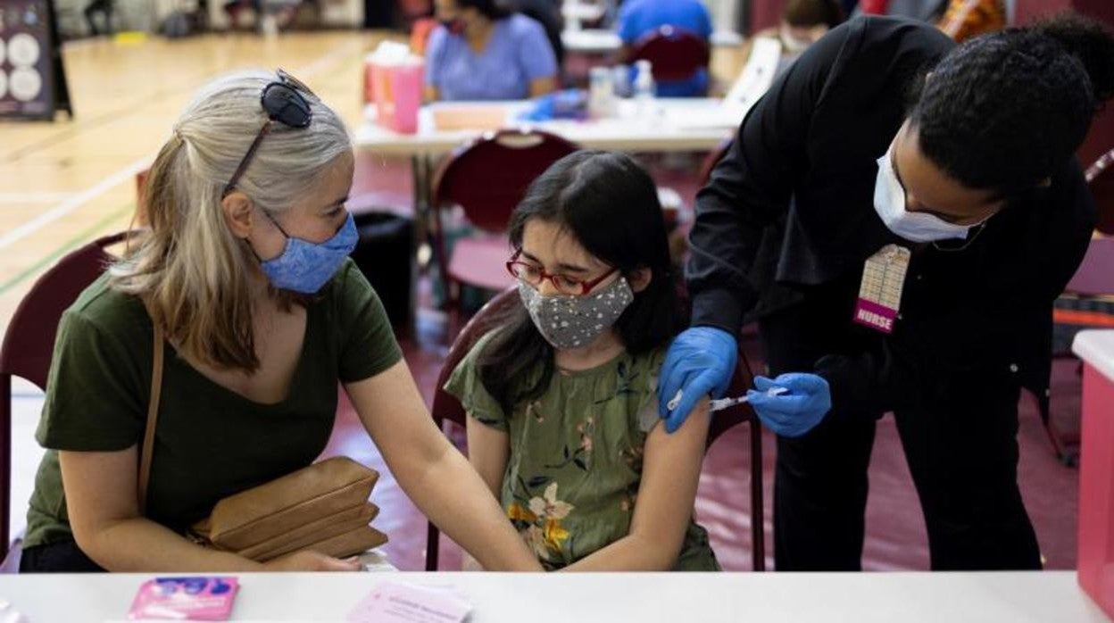 Pearl Werner, una adolescente de 13 años recibe la vacuna del coronavirus en Philadelphia