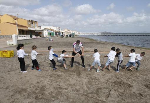 Clase de educación física en la playa