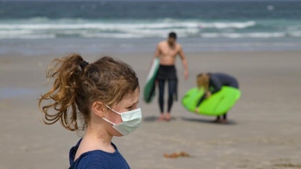 Sanidad ya trabaja para relajar el uso de la mascarilla y lo ve posible en julio, dice Simón