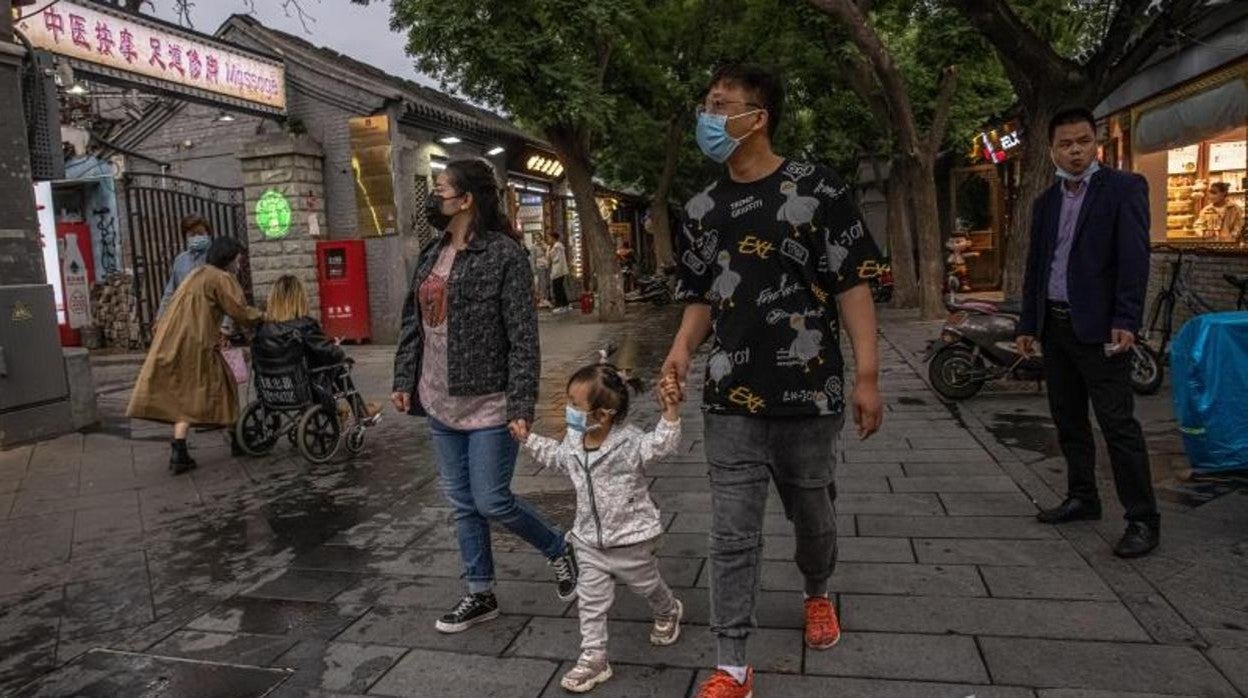 Una pareja pasea con su hija en Pekín