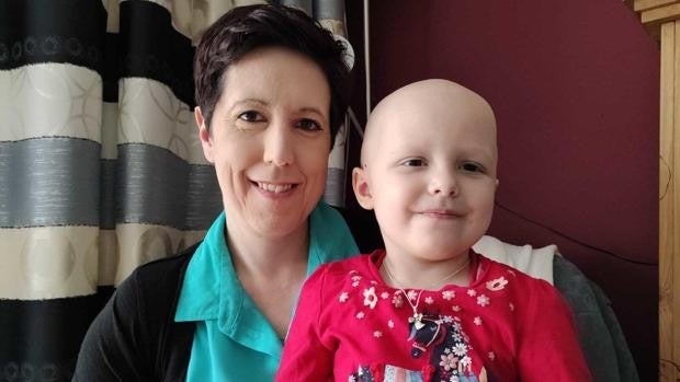 Una madre recolecta horas de trabajo para acompañar a su hija con leucemia