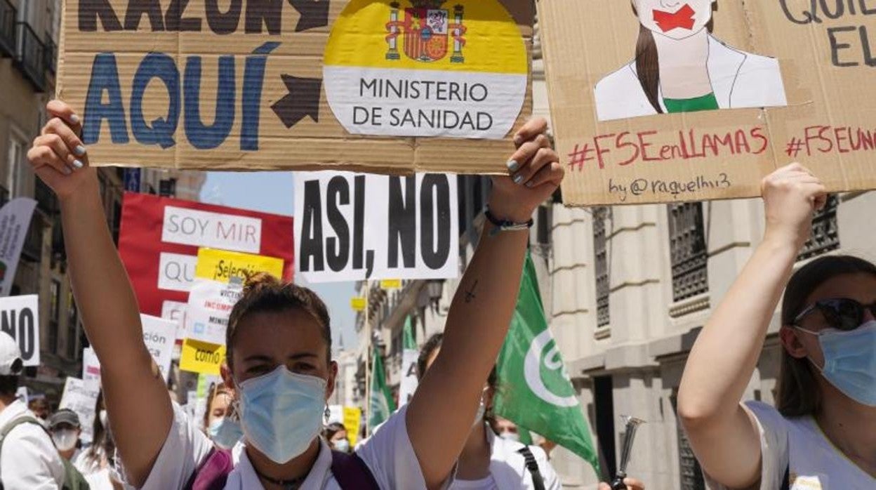 La reunión ha coincidido con la manifestación de los aspirantes en Madrid