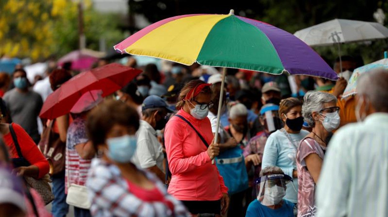 Colas para recibir la vacuna en Venezuela