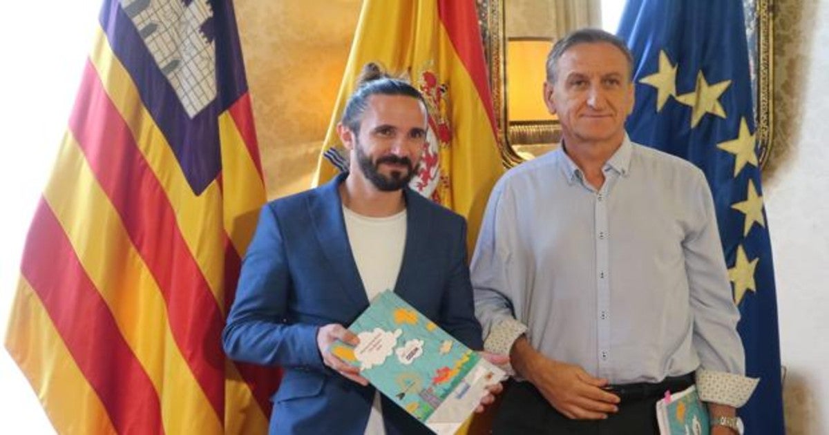 A la izquierda, el expresidente del Parlamento balear, Baltasar Picornell. A la derecha Serafín Carballo, director de la Oficina Balear de la Infancia y la Adolescencia