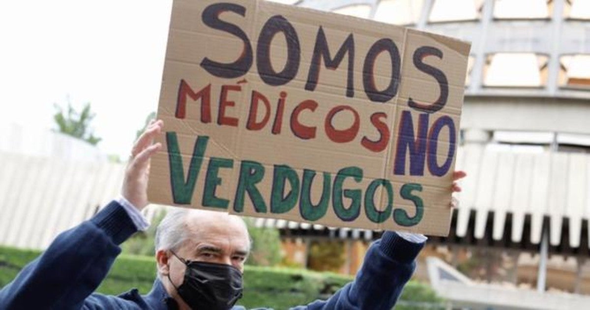 Un médico se manifiesta en contra de la ley de eutanasia que entra en vigor este viernes