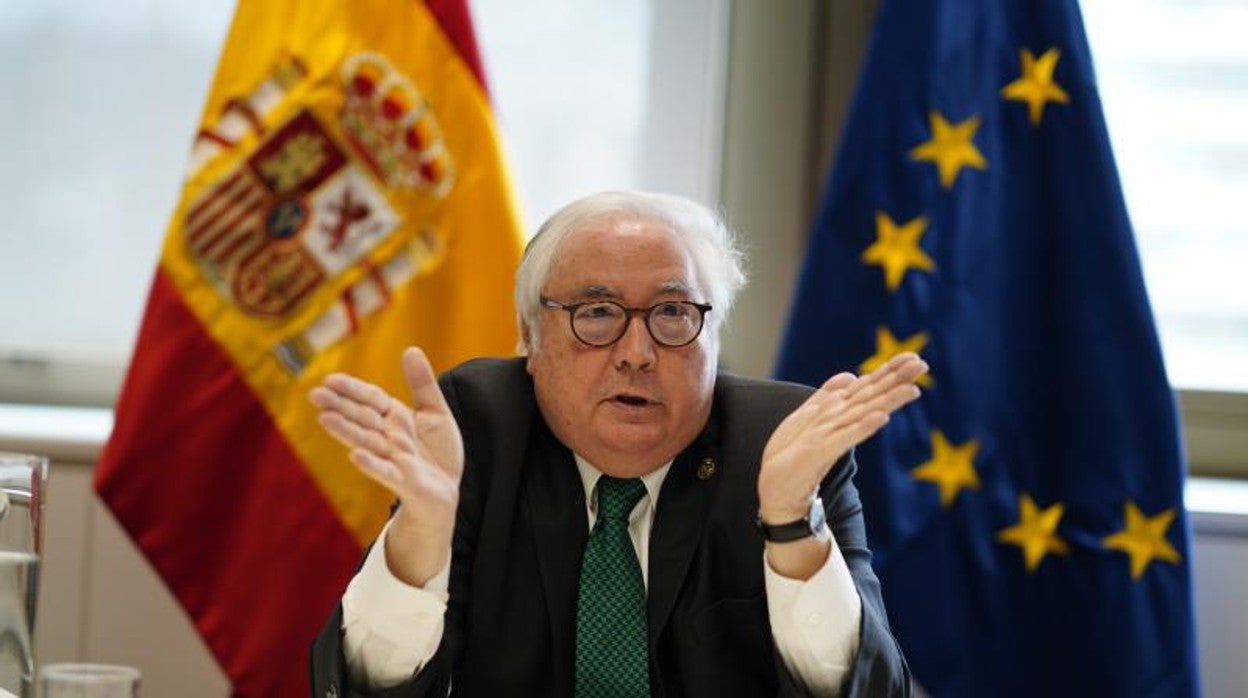 El ministro de Universidades, Manuel Castells, durante la entrevista con ABC