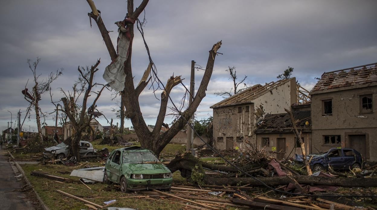 Destrozos provocados por el tornado ocurrido en República Checa