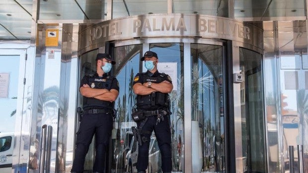 Baleares congela la desescalada ante el megabrote en Mallorca