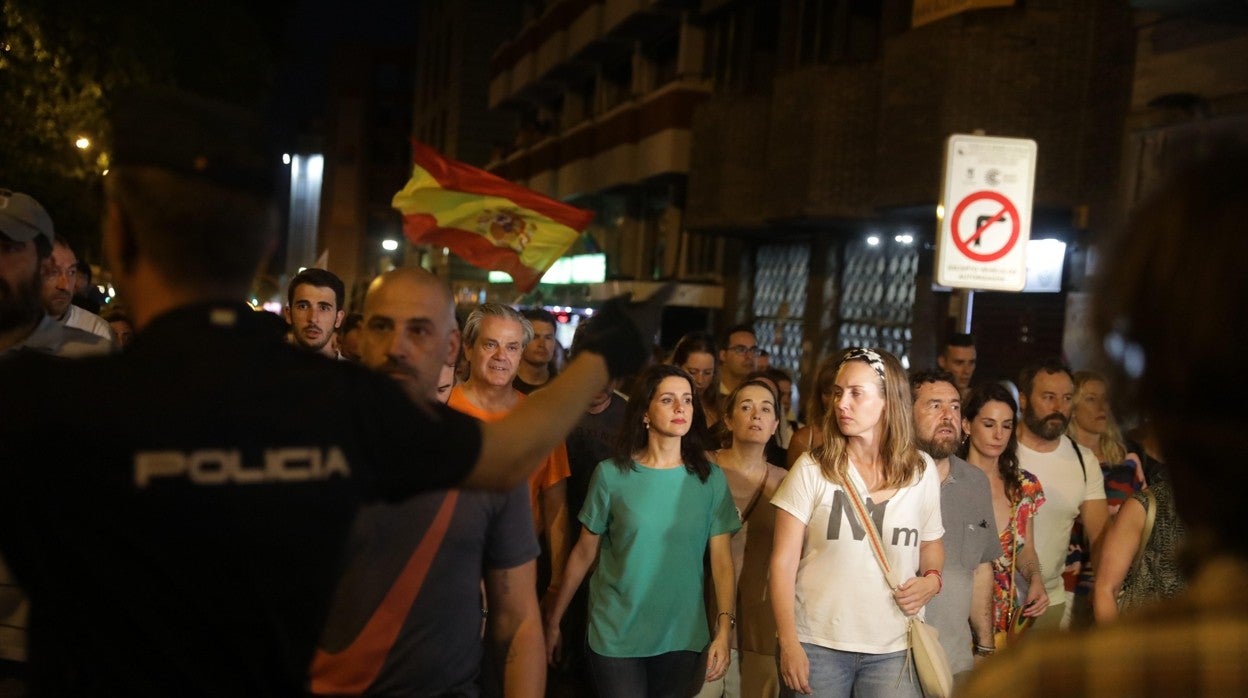 Arrimadas y otros dirigentes de Cs, escoltados por la Policía en el Orgullo del 2019