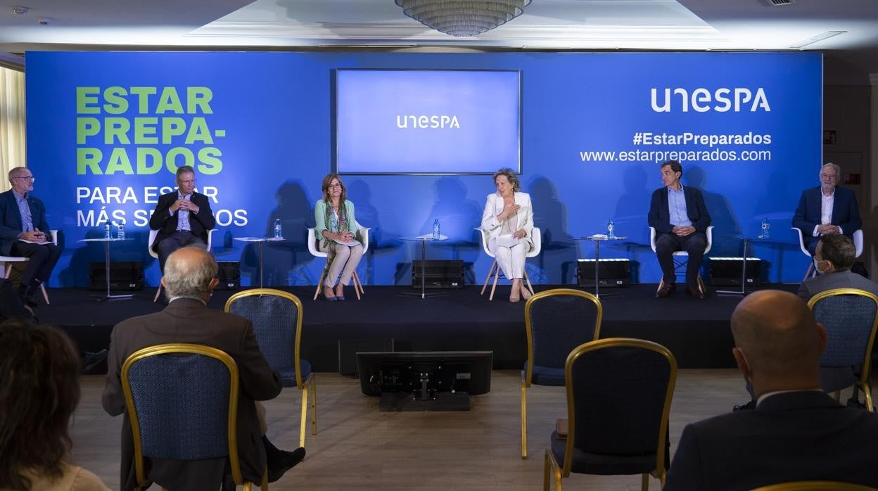 De izq. a dcha. Antoni Bruel, coordinador general de Cruz Roja; Javier Senent, presidente de Cruz Roja; Mirenchu del Valle, secretaria general de Unespa; Pilar González de Frutos, presidenta de Unespa; Jesús Marco, vicepresidente de Investigación Científica y Técnica del CSIC, y Luis Enjuanes, virólogo del CNB-CSIC