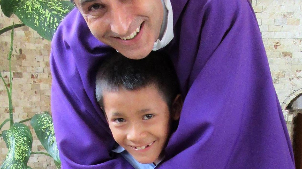 El padre Doñoro, con uno de los niños acogidos en el Hogar Nazaret