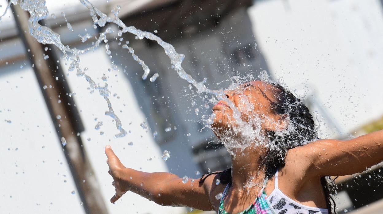 Una mujer se refresca por las altas temperaturas en Canadá