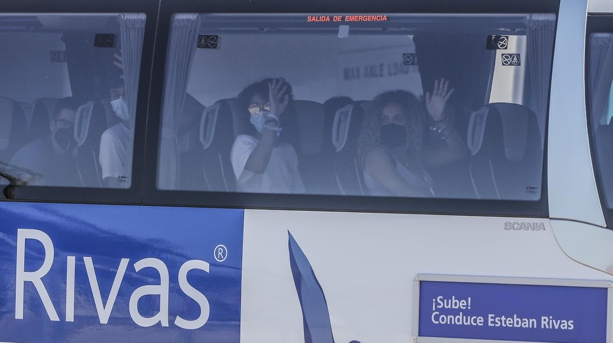 Los estudiantes han regresado sus hogares en autobuses fletados por sus comunidades de origen