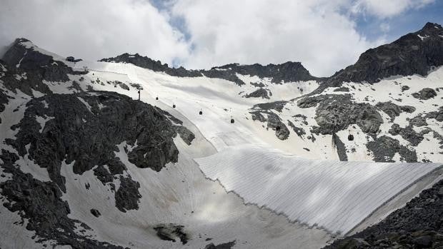 Italia cubre el glaciar de Presena para salvarlo del calor y evitar su deshielo