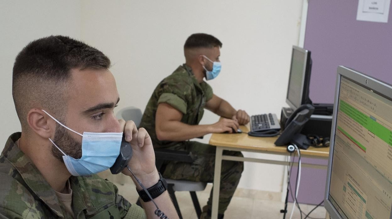 Imagen de archivo de militares ejerciendo labores de rastreo