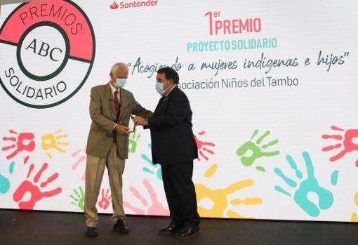 Ernesto Gasco, Alto Comisionado contra la Pobreza Infantil, entrega el premio a Ernesto García Lechuga, presidente de la Asociación Niños del Tambo