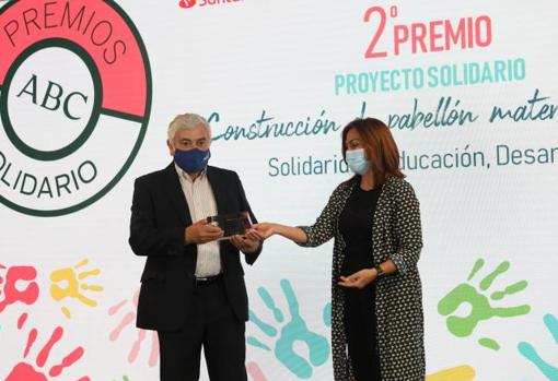 Javier Salazar, director de la organización Solidaridad, Educación y Desarrollo, recibe el premio de manos de Patricia Colino, directora de comunicación externa del Grupo Santander en España