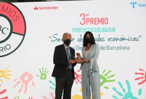 Eva Fernández, directora global de Comunicación de Telefónica, entrega el premio a Manuel Bretón, presidente de Cáritas Española