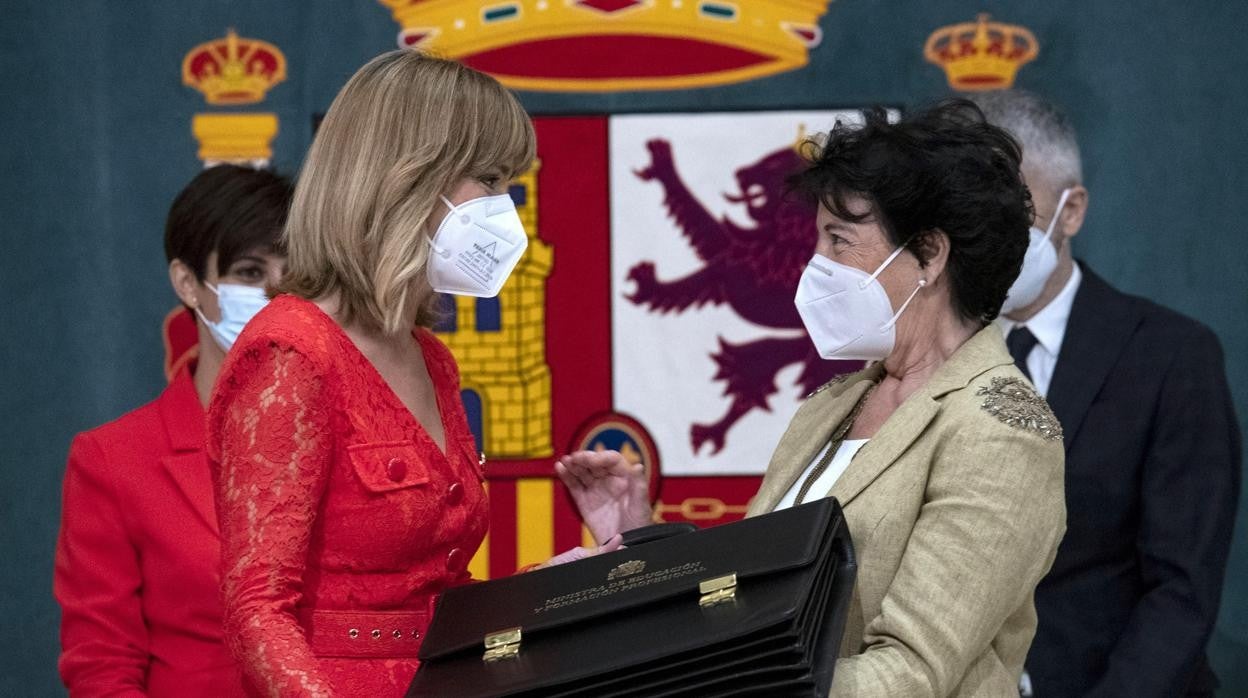 La nueva ministra de Educación y Formación Profesional, Pilar Alegría, recibe la cartera ministerial de manos de su antecesora en el cargo, Isabel Celaá