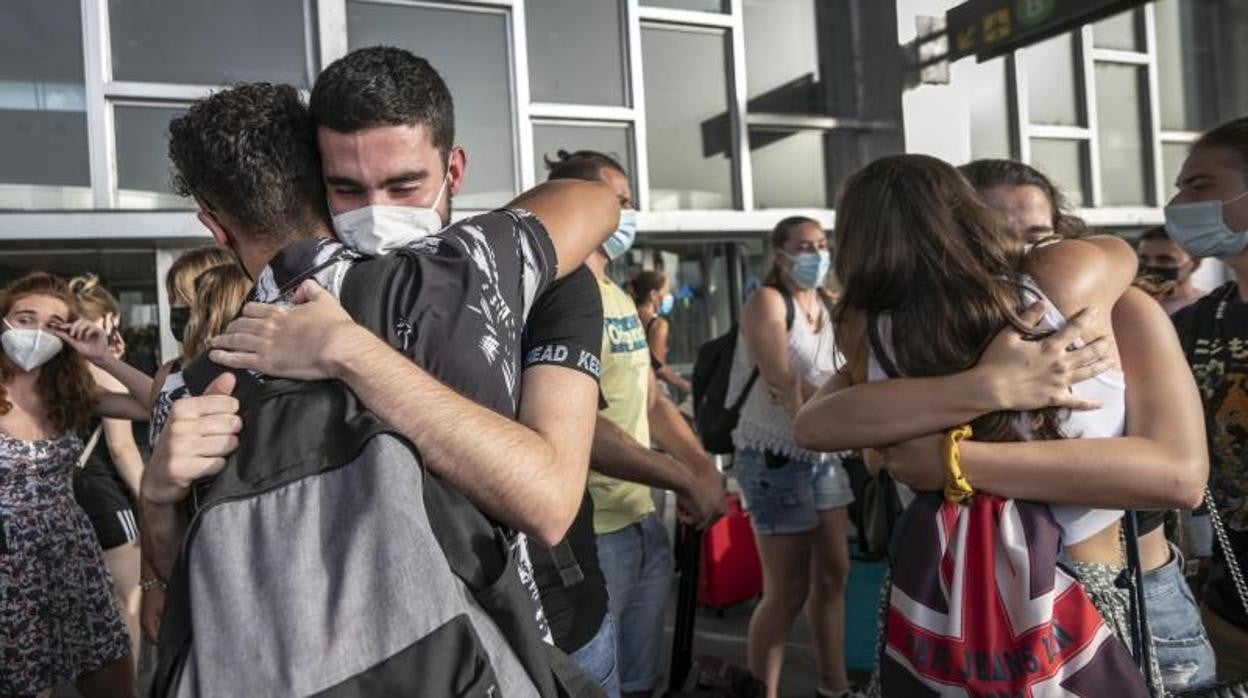 Los jóvenes retenidos dos semanas en Malta, a su llegada al aeropuerto de El Prat en Barcelona