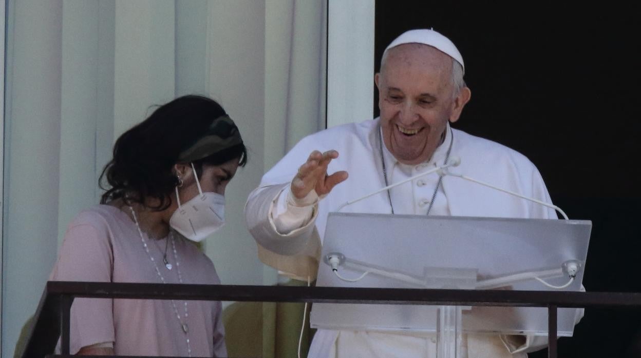 El Papa Francisco, ayer, durante el rezo del Ángelus desde el balcón del hospital