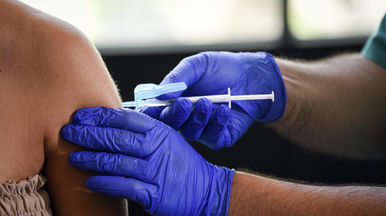 Una persona se vacuna contra el coronavirus