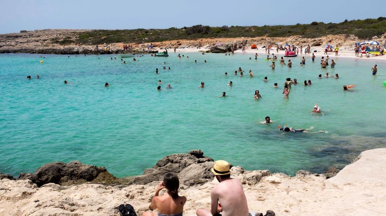 Imagen reciente de varios bañistas en la playa de Binibèquer, en Menorca