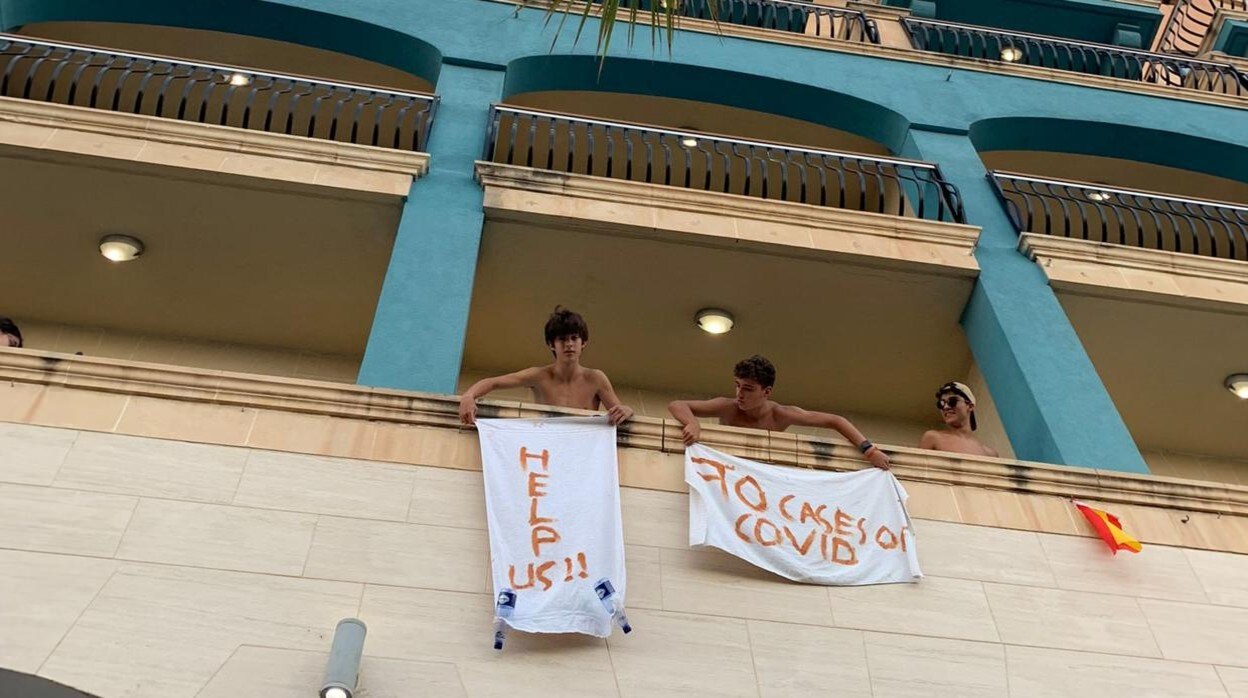 Tres de los jóvenes confinados solicitan ayuda desde el balcón de su habitación