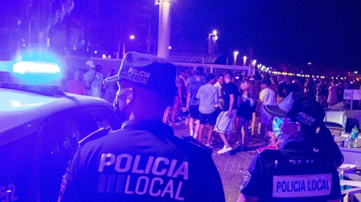 La Policía levanta 93 actas en Palma la noche que comienza el toque de queda en las islas