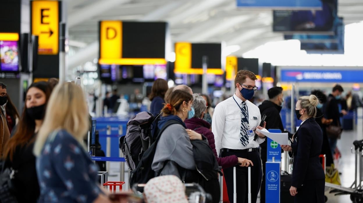 Imagen de archivo de viajeros en el aeropuerto de Heathrow (Londres)