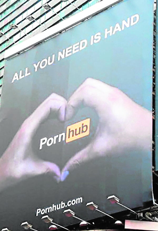 Cartel publicitario de PornHub, uno de los canales de pornografía propiedad del imperio MindGeek