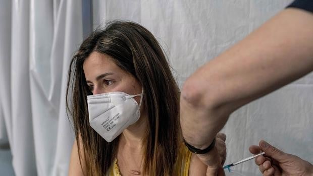 Las vacunas contra el Covid no aumentan el pecho: el motivo por el que algunas mujeres creen que sí