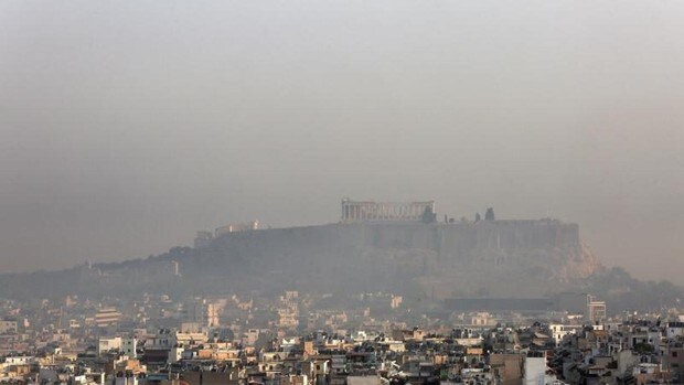 El fuego retrocede en Atenas, pero sigue la alerta: «Las condiciones climáticas son extremas»