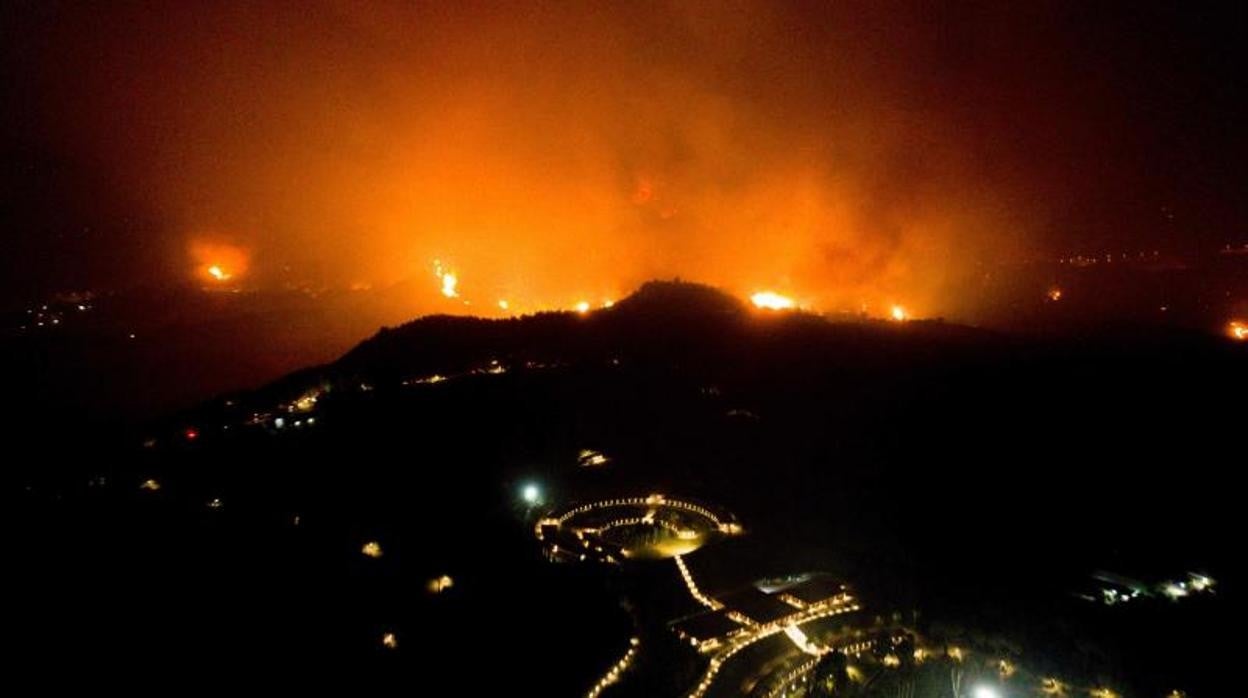 Un incendio forestal se acerca a la Academia Olímpica en la antigua Olimpia