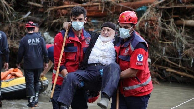 Ascienden a 27 los muertos por las inundaciones en el norte de Turquía