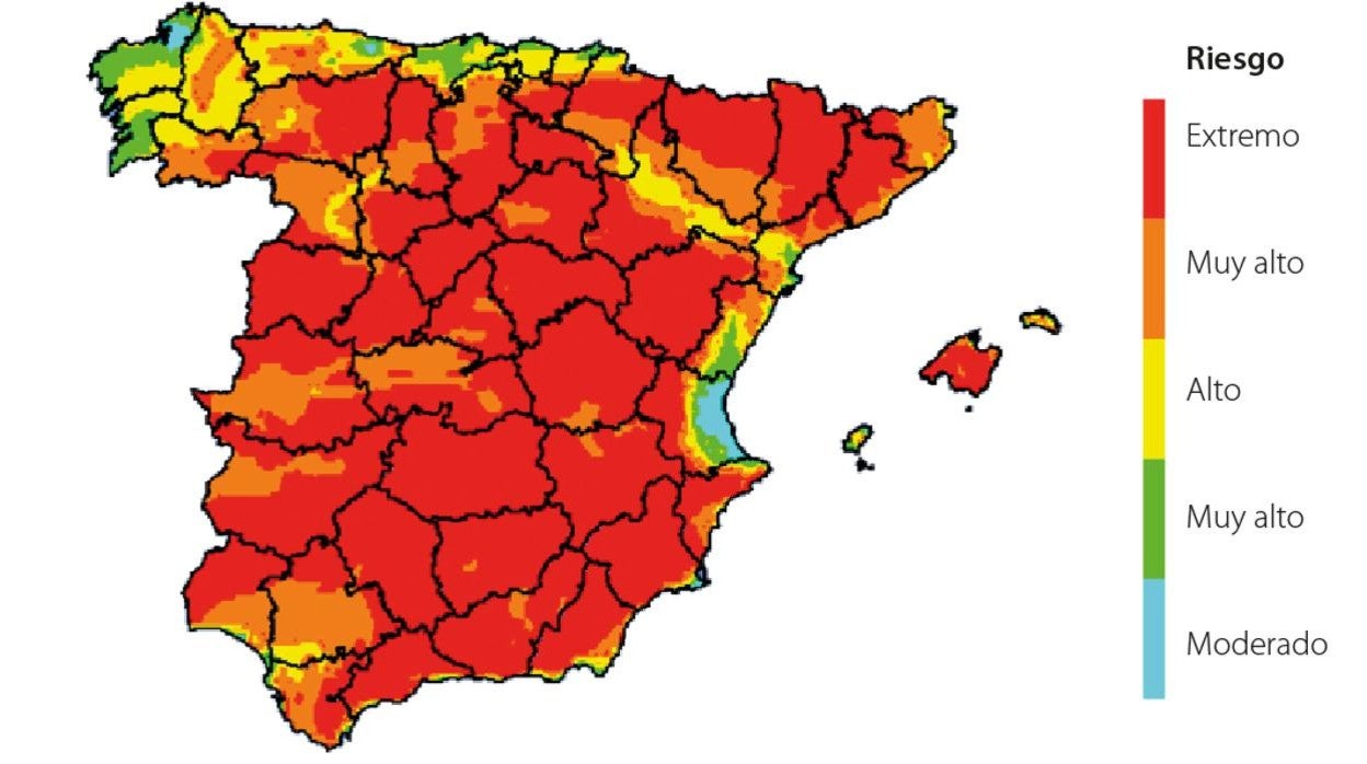 Un viandante pasea cerca de Madrid Río, este jueves, en una jornada de alerta por altas temperaturas y riesgo extremo de incendio