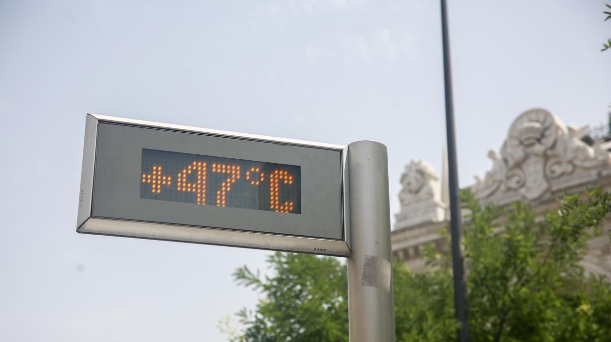 Termómetro que muestra la temperatura durante la ola de calor en España