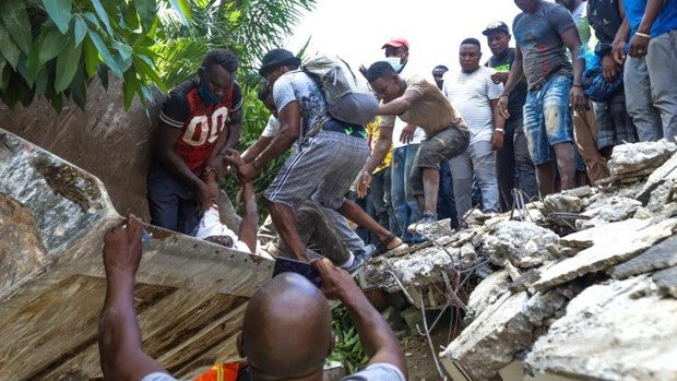 Las lluvias complican el rescate en Haití: «Hay gente que puede estar atrapada días o semanas y seguir viva»