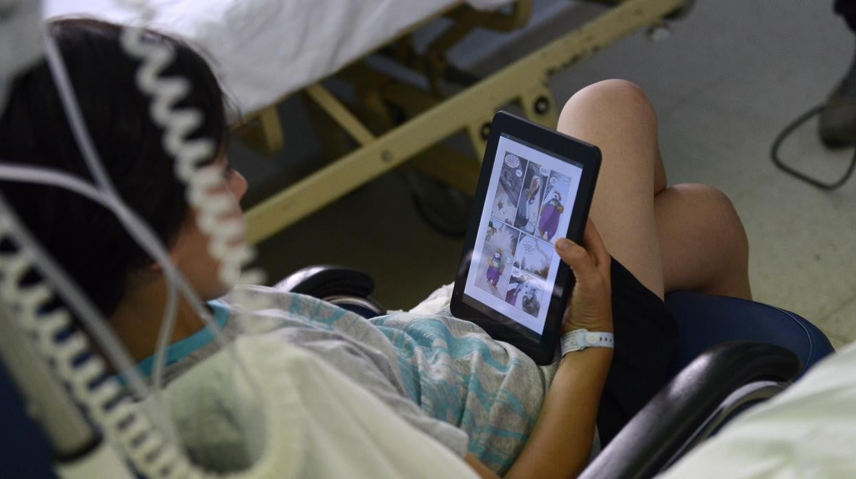 Niño hospitalizado juega con una tablet